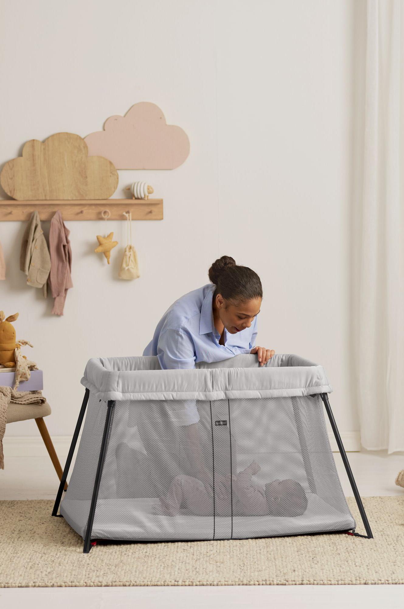 Cuna de Viaje Light con Sábana Ajustable - Plata, malla - BabyBjörn