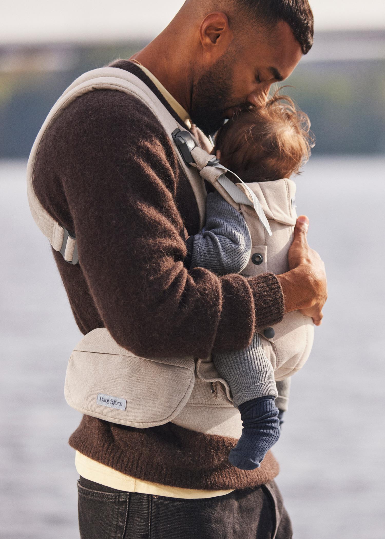 Baby Carrier Harmony - Woven mélange, Light beige with beige pocket pouch - BabyBjörn