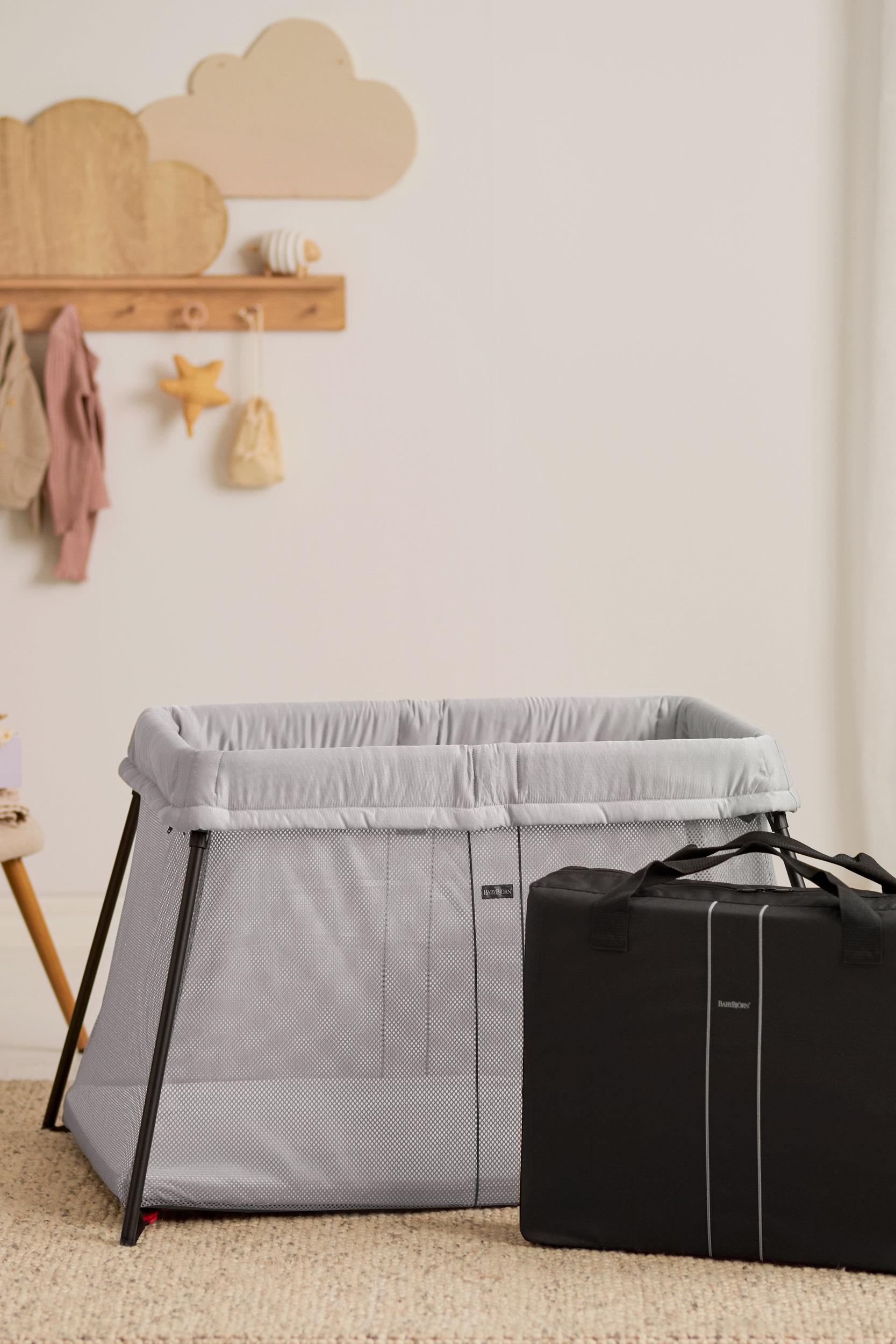 Cuna de Viaje Light con Sábana Ajustable - Plata, malla - BabyBjörn