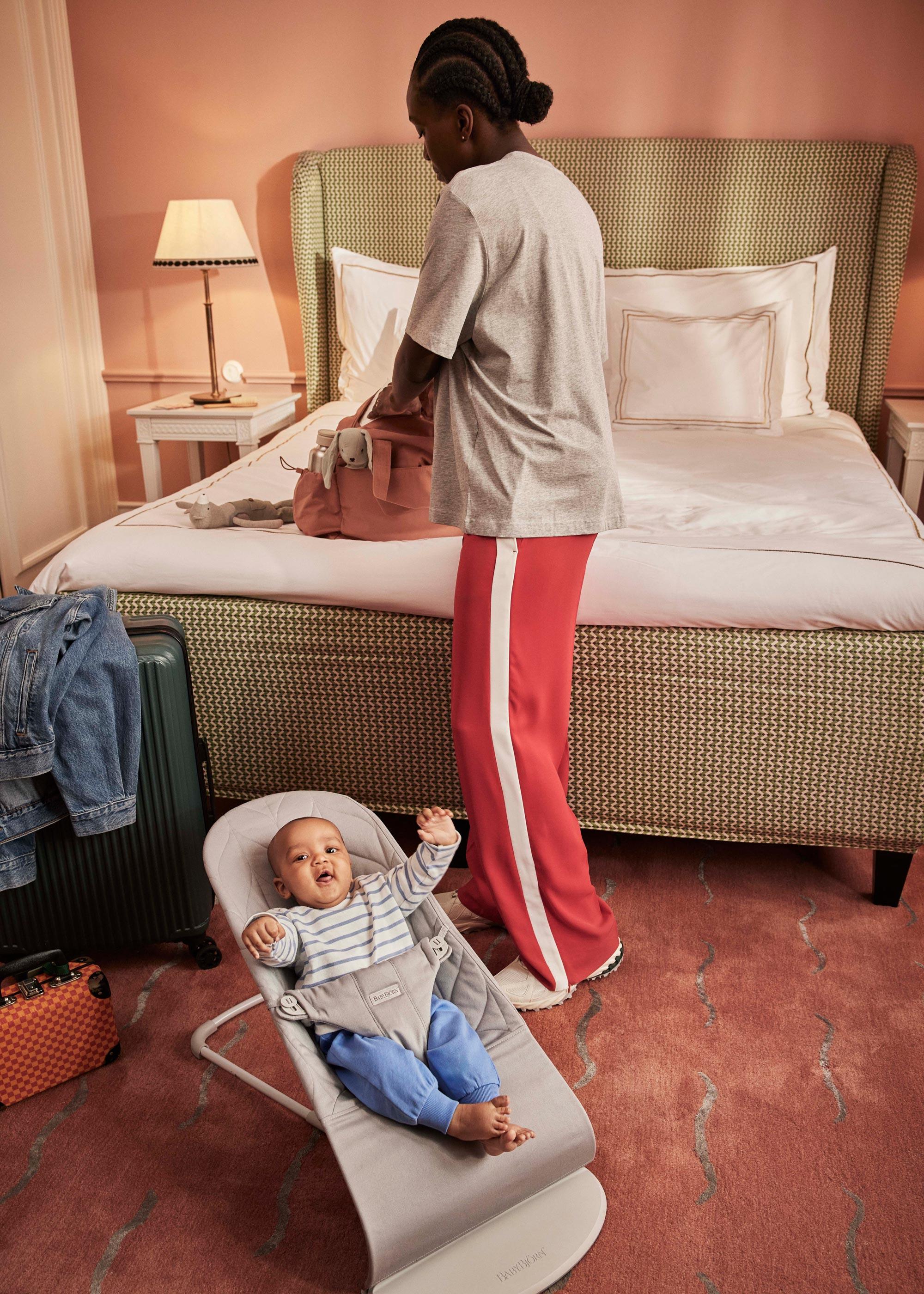 Bouncer Bliss in sand grey petal quilt, traveling with a baby - BabyBjörn