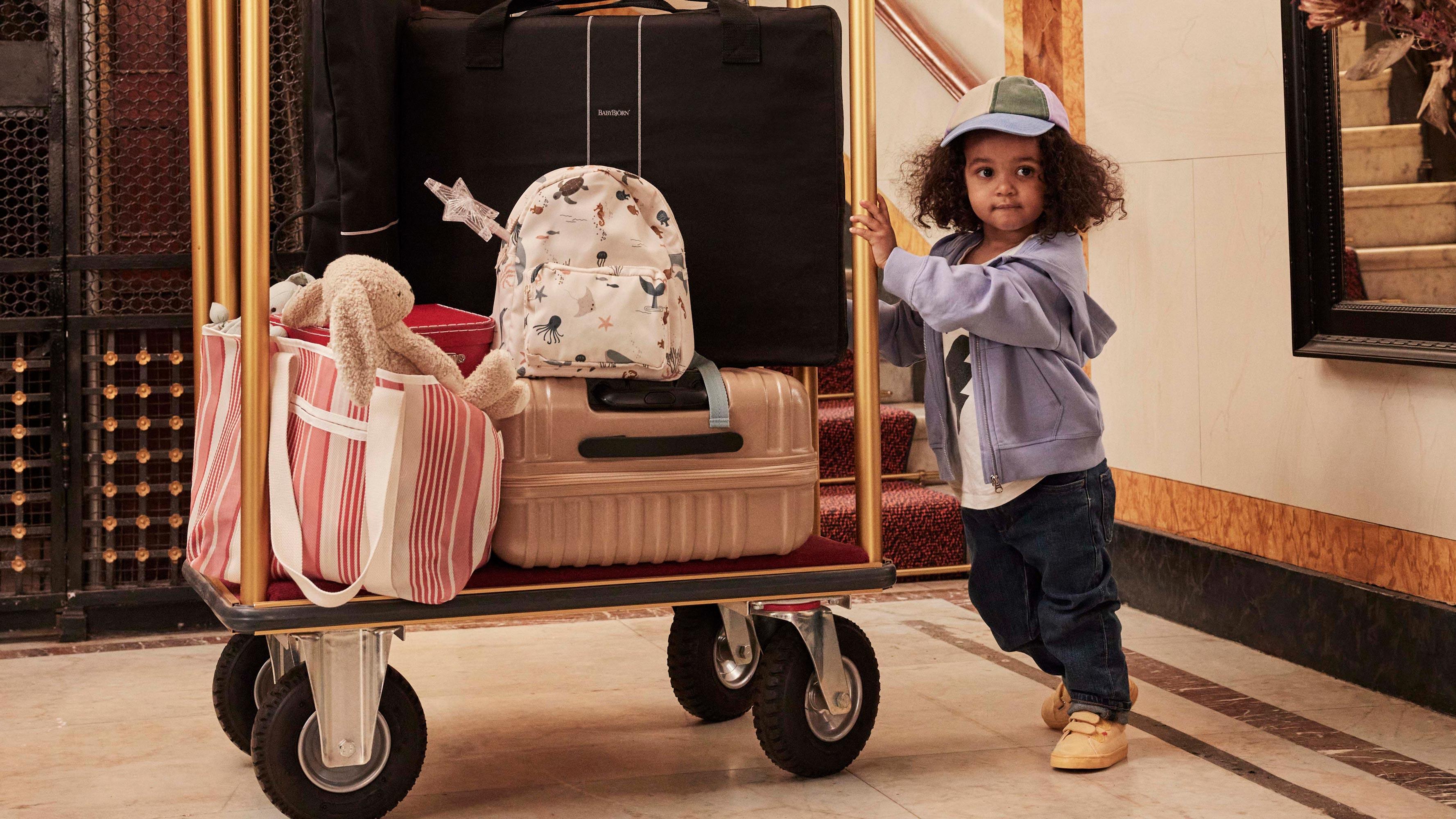 Travelling with kids, transport bags in hotel foajé - BabyBjörn